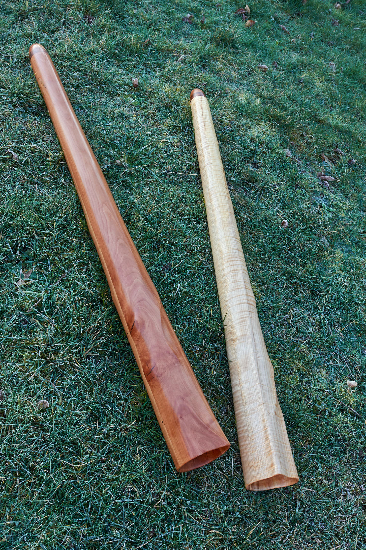 Les deux premiers didgeridoos de la série Zalem signature : le Zs01 en poirier et le Zs02 en érable ondé 